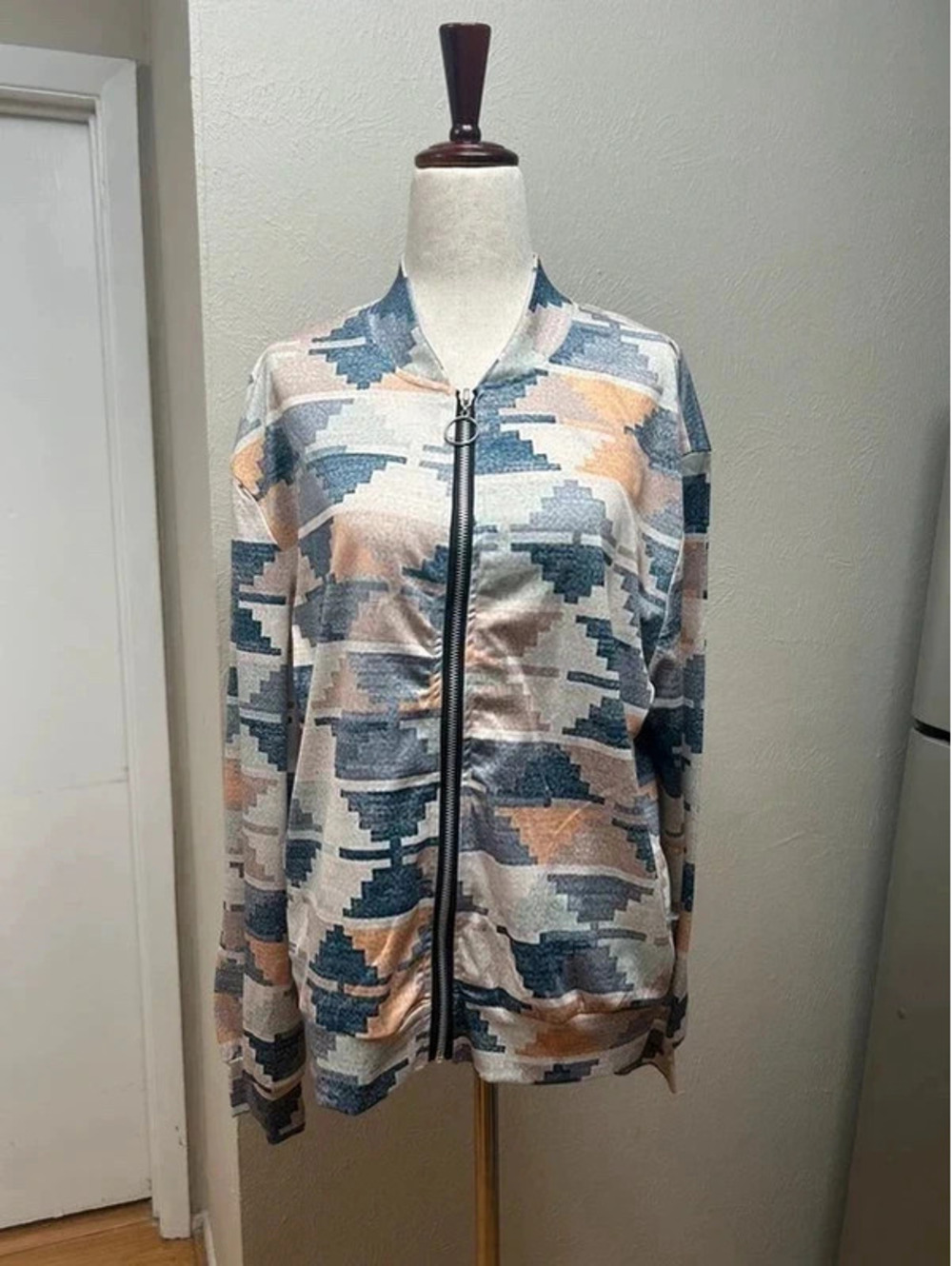 Thin full zip jacket with pockets